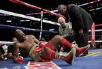 Tælling. Bernard Hopkins var i gulvet og blev taberdømt. Alligevel kan han fortsætte med at kalde sig verdensmester. 