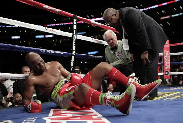 Tælling. Bernard Hopkins var i gulvet og blev taberdømt. Alligevel kan han fortsætte med at kalde sig verdensmester. 