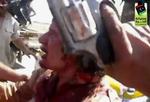 tilfangetagelse. Billedet her, der stammer fra en videooptagelse, viser Moamar Gaddafi i hænderne på oprørsstoldater i Sirte. Kort efter dette billede blev han hevet op på ladet af en anden bil under højlydte protester fra den tidligere diktator. Gaddafi blev senere dræbt. 