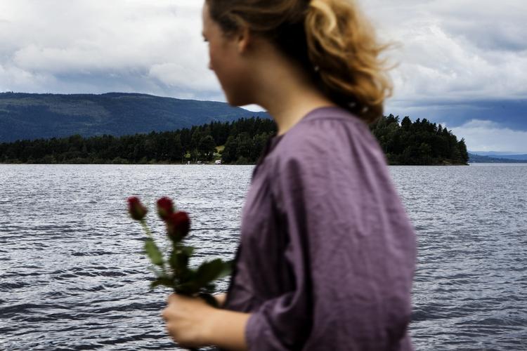 Sorg. En kvinde lægger roser til minde om ofrene på Utøya. 