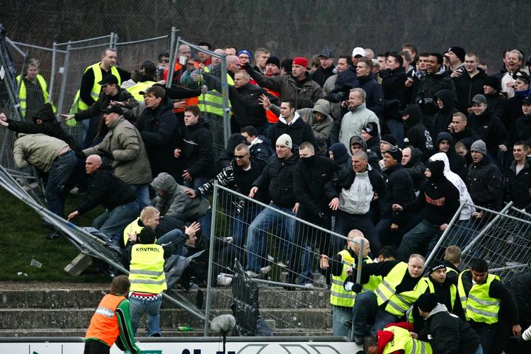 Fodboldvold. Uroligheder som under pokal-kvartfinalen mellem Næstved og FC Købehavn i 2008 er er efterhånden et sjældent syn. 