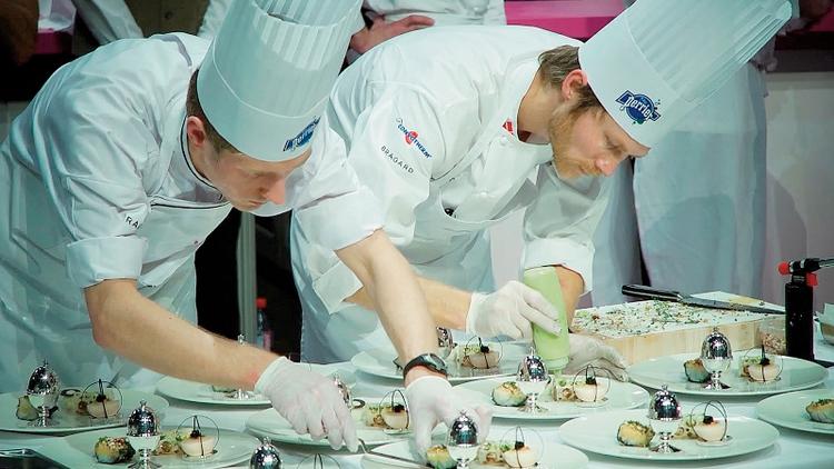 Maddox- Rasmus Kofoed og hans assistent blev fulgt af et kamerahold de sidste seks intense måneder op til Bocuse d'Or. Resultatet er blevet til en film, som vises i Dagmar under CPH:DOX. 