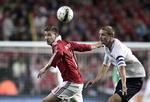 Millionærer. Brede Hangeland (t.h.) tjener masser af penge i Premeir League, men kunne ikke holde Nicklas Bendtner fra at score to gange i kampen mod Norge i september. 