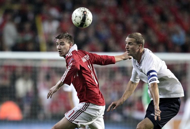 Millionærer. Brede Hangeland (t.h.) tjener masser af penge i Premeir League, men kunne ikke holde Nicklas Bendtner fra at score to gange i kampen mod Norge i september. 