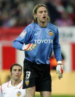 Ny. Time Hildebrandt har tidligere spillet for bl.a. Stuttgart og Hoffenheim i Bundesligaen, hvor det er blevet til i alt 259 optrædener. Tyskeren har endvidere spillet for spanske Valencia og Sporting fra Lissabon. 