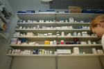 bivirkninger.  Folk med hudlidelser, der bruger medicin som Dermovat, Diprolen, Daivonex eller Elocon, kan ikke finde noget i indlægssedlen om, at binyrebarkhormonet kortison kan øge risikoen for at udvikle knogleskørhed. 