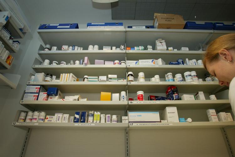 bivirkninger.  Folk med hudlidelser, der bruger medicin som Dermovat, Diprolen, Daivonex eller Elocon, kan ikke finde noget i indlægssedlen om, at binyrebarkhormonet kortison kan øge risikoen for at udvikle knogleskørhed. 