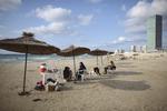 Strandliv. Indbyggere slapper af på stranden i Tripoli, Libyen. Landet har strande, der nemt kan hamle op med Tunesiens. 
