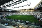 Nyt. Selv om der er frygt for at dele af stadion er bygget med materiale, der ikke opfylder diverse sikkerhedskrav, spilles der alligevel på den nye arena lørdag eftermiddag. 