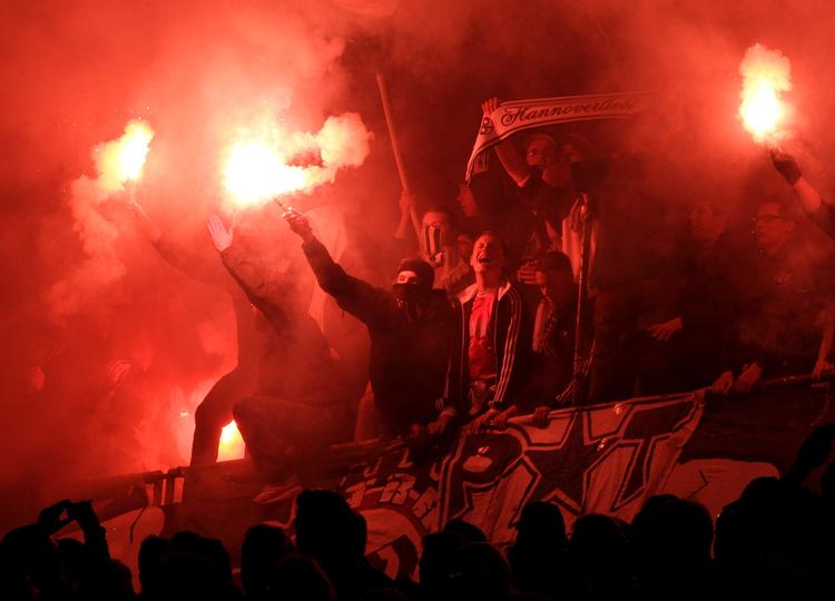 røg. At der var røg og damp i Hannover i aftes var ikke kun FCK-tilhængernes skyld. Hjemmeholdets fans havde også romerlys med på tribunen. 