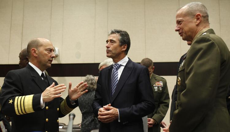 krigsindsats. Den øverste militære chef i Nato, admiral James Stavridis (tv.) anbefaler en ende på krigen i Libyen. Den politiske del af Nato med generalsekretær Anders Fogh Rasmussen i spidsen holder møde om emnet netop nu. 