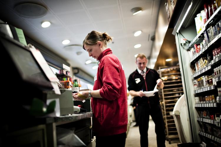 Tjek. På billedet er Heidi Hansen, 33 år, ferskvareleder, har været i Kvickly i 11 år. Politiken tjekker, hvordan det er gået med de 25 virksomheder, der som de første meldte sig til ligestillingsministerens 'Charter for kvinder i ledelse' for tre år siden. 