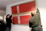 9/11. I 10 år har dette danske flag budt gæster ved det danske generalkonsulat i New York velkommen. De fleste får et sug i maven, når de opdager flagets historie: Det faldt ned fra himlen, da de to tårne i World Trade Center styrtede til jorden 11. september 2001. Nu skal det være en del af det nye museum ved Ground Zero. 