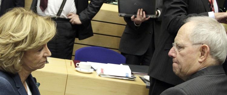 Dyrere. Den spanske finansminister  Elena Salgado taler med den tyske kollega Wolfgang Schaeuble. I følge anonyme kilder, er ministrene blevet enige om cirka 750 milliarder kroner til bankerne. 