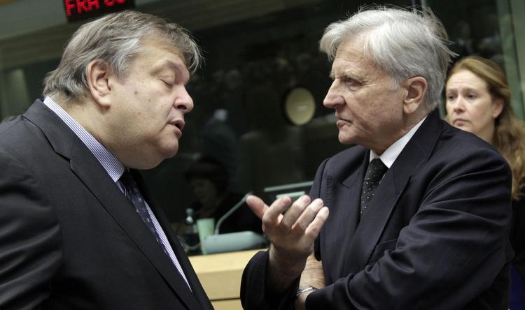 Tab. Den græske finansminister Evangelos Venizelosil venstre taler med Præsidenten for den Europæiske Centralbank Jean-Claude Trichet under et finans- og økonomiministermøde i Bruxelles. 