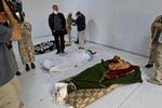 LIGSYN. Her i kølerummet ligger Moamar Gaddafi (th), så libyere kan komme ind at se deres tidligere leder. I midten og til venstre ligger henholdsvis hans femte søn og hans hærchef. 