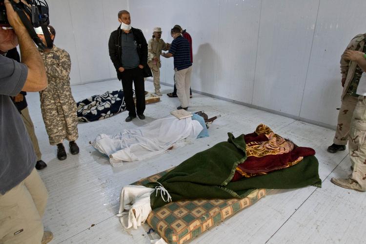 LIGSYN. Her i kølerummet ligger Moamar Gaddafi (th), så libyere kan komme ind at se deres tidligere leder. I midten og til venstre ligger henholdsvis hans femte søn og hans hærchef. 