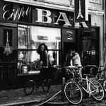 På vej. Caroline Henderson har pumpet cyklen uden for Eiffel Bar på Christianshavn og sat kursen mod nye musikalske horisonter og højder med sine selvkomponerede og selvbiografiske sange, der indtager teaterscenen  i næste måned. 