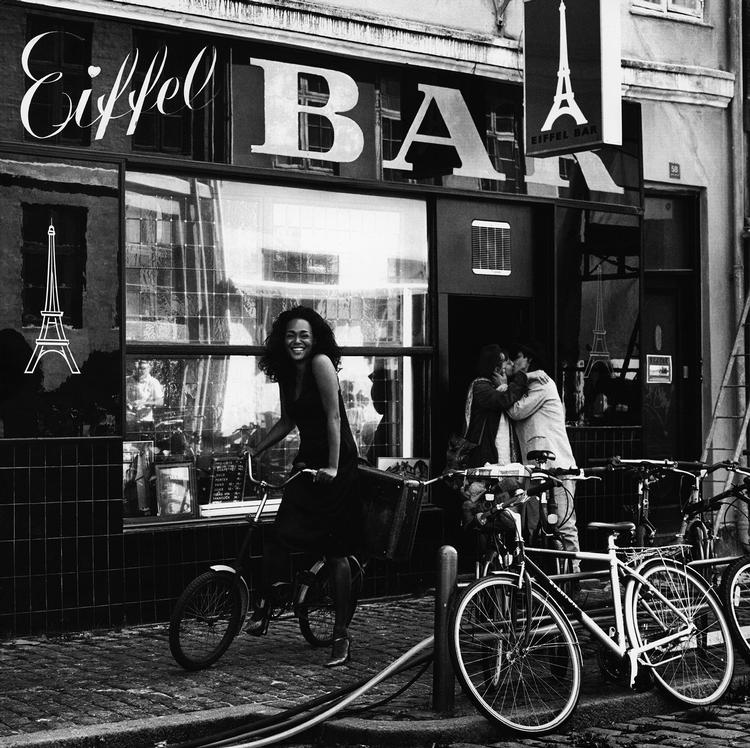 På vej. Caroline Henderson har pumpet cyklen uden for Eiffel Bar på Christianshavn og sat kursen mod nye musikalske horisonter og højder med sine selvkomponerede og selvbiografiske sange, der indtager teaterscenen  i næste måned. 