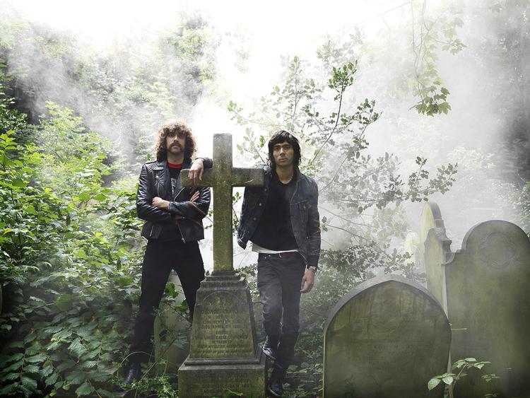 Mulig kunst. Gaspard Augé og Xavier de Rosnay (th.) indrømmer gerne, at de ikke er dygtige musikere. Men de er ret gode til at lege rockstjerner. 
