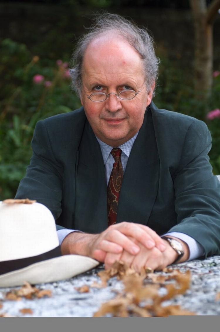 krimi. Den hvide skotske jurist Alexander McCall Smith har med bøgerne om Damernes Detektivbureau nr. 1 skrevet en kærlighedserklæring til Afrika. 