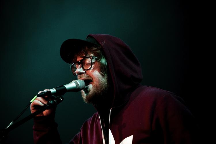 Stemmen. Der ligger stadig et stabilt, skandinavisk sortsyn gemt i Jacob Bellens' afgrundsdybe stemme, og det danner en besnærende kontrast til det mere dansable lydbillede, I Got You On Tape anno 2011 dyrker. 