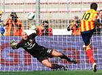 Lecce's Massimo Oddo bringer sit hoild på 2-0 og regner vel med at holdet sikrer sig en sejr over AC Milan. Men anden halvleg bød på fire scoringer fra det italienske mesterhold. 