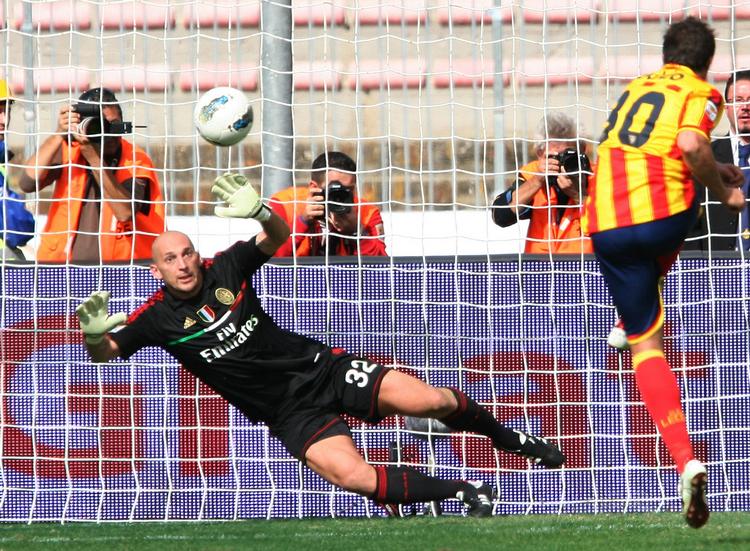 Lecce's Massimo Oddo bringer sit hoild på 2-0 og regner vel med at holdet sikrer sig en sejr over AC Milan. Men anden halvleg bød på fire scoringer fra det italienske mesterhold. 