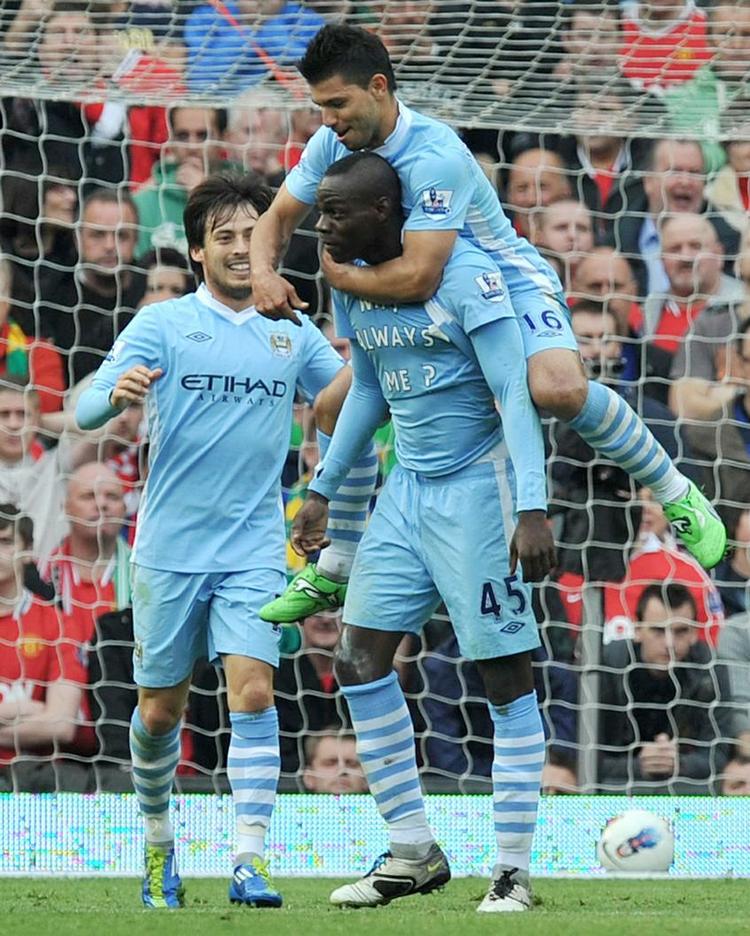 hvorfor? Efter sin første scoring mod Manchester United var der trøjeflash hos Mario Balotelli: Hvorfor altid mig? 