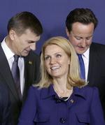 Garant. Samlet vil de europæiske ledere kunne tage det værste pres på bankerne i de gældsramte lande, hvis de udsteder statsgarantier. Her står statsminister Helle Thorning-Schmidt (S) sammen med den britiske premierminister David Cameron (th.) og den estiske statsminister  Andrus Ansip. 