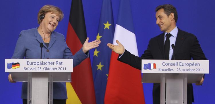 Pressemøde. Både den tyske forbundskansler Angela Merkel og den franske præsident, Nicolas Sarkozy, sagde på et fælles pressemøde, at problemerne er  komplekse og komplicerede. 