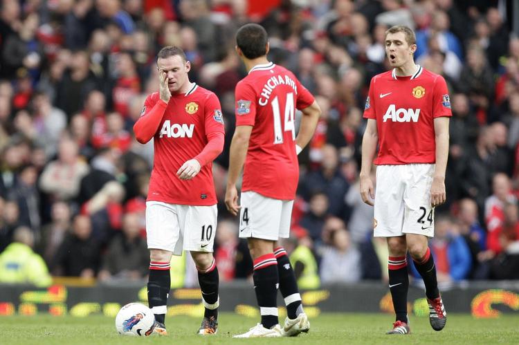 flovmænd. Ydmygelsen er tydelig hos Wayne Rooney og holdkammeraterne. 