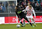 rundet. Selv om Peter Utaka løber rundt om Lasse Nielsen i denne situation, var det AaB, der løb med sejren. 