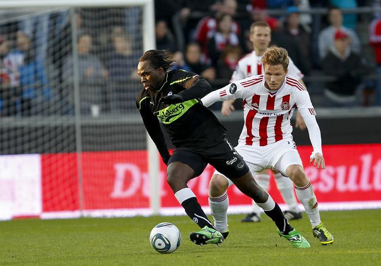 rundet. Selv om Peter Utaka løber rundt om Lasse Nielsen i denne situation, var det AaB, der løb med sejren. 