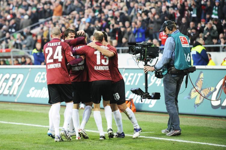 1-0. På et straffespark bragte nordmanden Mohammed Abdellaoue Hannover 96 på 1-0. 