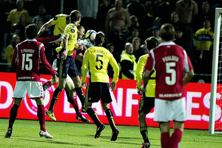 luftrummet. Høje bolde ind i straffesparksfeltet voldte Brøndby store problemer, eksempelvis her, hvor Dennis Flinta header 1-1-udligningen i mål. 
