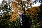 Gråsprængt. Stemme har han ikke meget tilbage af, Sebastian, men til gengæld har han masser på hjerte og sin helt egen blide følsomhed i behold. 