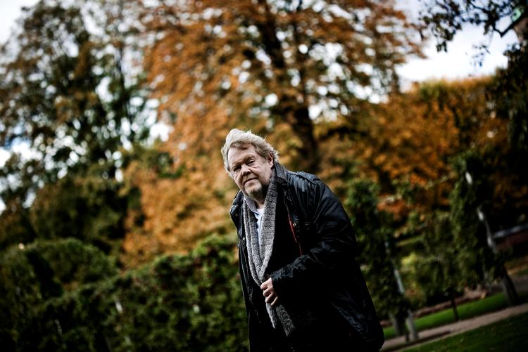 Gråsprængt. Stemme har han ikke meget tilbage af, Sebastian, men til gengæld har han masser på hjerte og sin helt egen blide følsomhed i behold. 