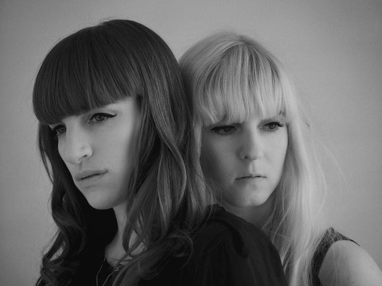 Sløret. Der er lækker stemning på linjen på duoen 'Darkness Falls' debutalbum. 