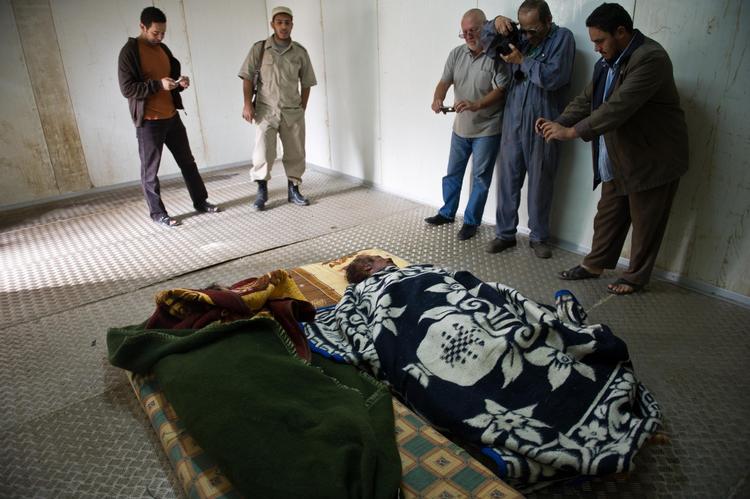 Tilløbsstykke. Moamar Gaddafis lig er blevet fotograferet og beskuet hundredvis af gange, siden den tidligere diktator døde i torsdags. 