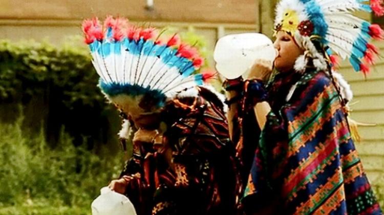 Indianer. Tøjmærket Proenza Schouler har igen bedt instruktøren Harmony Korine om en film i anledning af sin efterårskollektion, der bruger navajoindianernes mønstre som inspiration. 