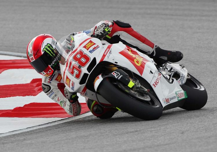 DØDSULYKKE. Den italienske motorsportskører er her fotograferet under gårsdagens træning på Sepbang-banen inden grand prix-løb, der nu har kostet ham livet. 