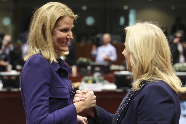 Hello. Helle Thorning-Schmidt fik uddelt adskillige håndtryk i weekenden. Her hilser hun på sin slovakiske kollega, Iveta Radicova. 