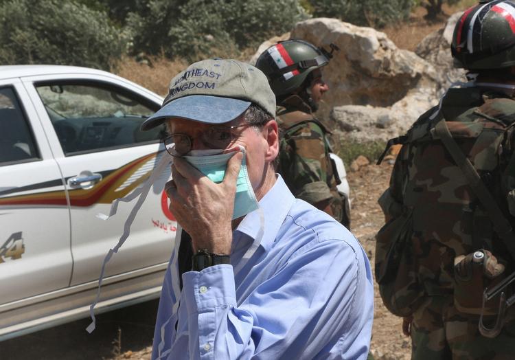 Ambassadør. Robert Ford fløj besøgte tidligere på året en massegrav i Syrien. Lugten var så kraftig, at han han måtte holde en klud for ansigtet. I weekenden fløj han hjem til USA. 