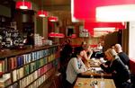 På den islandsk-ejede Laundromat Café på Nørrebro kan man både vaske tøj, spise og drikke kaffe. 