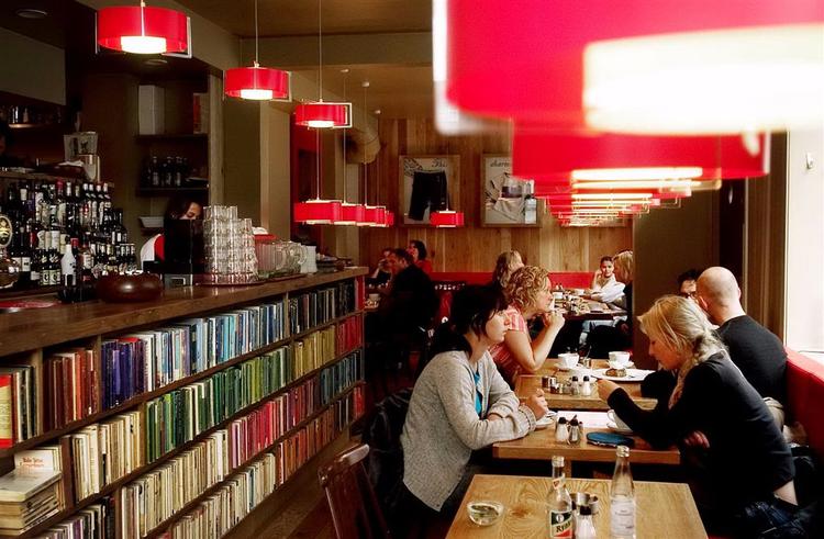 På den islandsk-ejede Laundromat Café på Nørrebro kan man både vaske tøj, spise og drikke kaffe. 