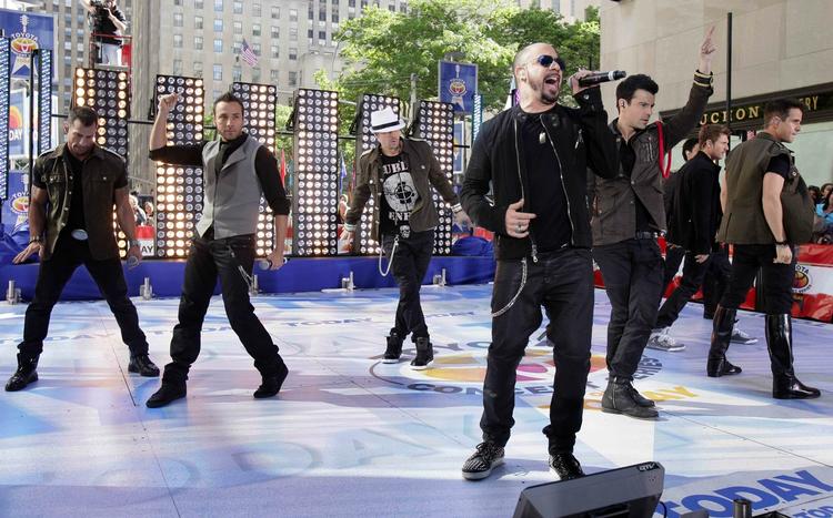 Fusion. New Backstreet Boys on the Block sætter nye standarder for, hvor mange lækre mænd, der kan stå på en scene samtidig. 