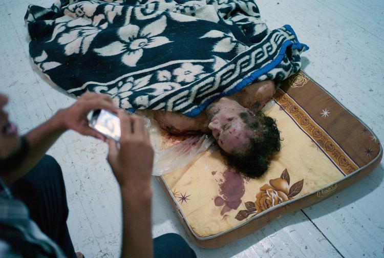 dræbt. Oberst Moamar Gaddafis lig er blvet fotograferet tusindvis af gange de seneste fire dage. Indtil i eftermiddag har libyere haft mulighed for at se liget, der ligger i et kølerum på et marked i Misrata. 