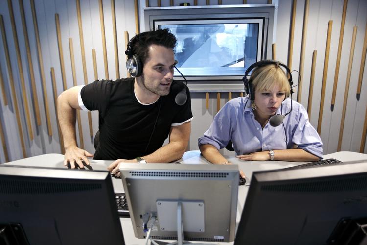 Værter. På den nye Radio 24syv  øver  Kristoffer Meinert og Louise Bokkenheuser sig på deres program Globus. 