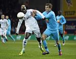Duel. FCKs Dame N'Doye og FC Nordsjællands Anders Bjelland. 